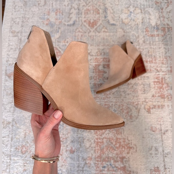 VINCE CAMUTO | Gigietta Bootie - Picture 1 of 9